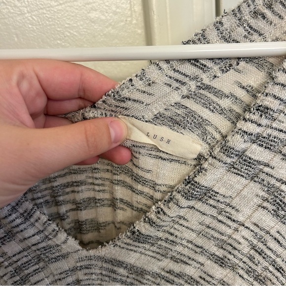 Lush Nordstrom Heathered White Black V-Neck Sweater Women’s Size Medium - Picture 3 of 5